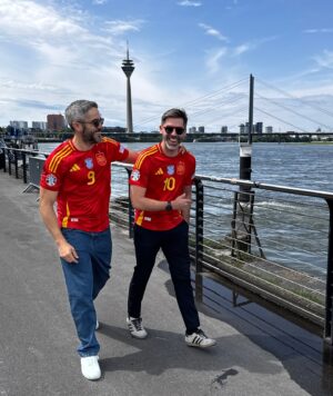 Roberto Leal Instagram - A por ellos con ellos. Noche para recordar la que nos espera hoy en el partido de España 🇪🇸 e Italia 🇮🇹. Gelsenkirchen, allá vamos.

¿Alguna porra para esta noche? Yo digo 2 a 1 para España. ¡Cuéntame!