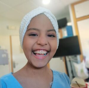 Roberto Leal Instagram - Me ha costado mucho escribir esto…

Hace unos días esta preciosidad, la pequeña Luana, voló alto al cielo de los niños ❤️. Nos conocimos en una campaña de @unoentrecienmil para recaudar fondos para la investigación de la leucemia infantil y su sonrisa y ganas de vivir fue lo primero que me cautivó. Si a los que la conocimos nos duele en el alma, no quiero ni imaginar a sus familiares y amigos. Es imposible ponerse en la piel de estos pequeños, de sus padres, de sus equipos médicos. Por eso es tan importante que se destinen fondos para que algún día, ojalá pronto, no tengamos que adelantar estas durísimas despedidas. Dejas mucho amor aquí, Luana 🙏🏼👼