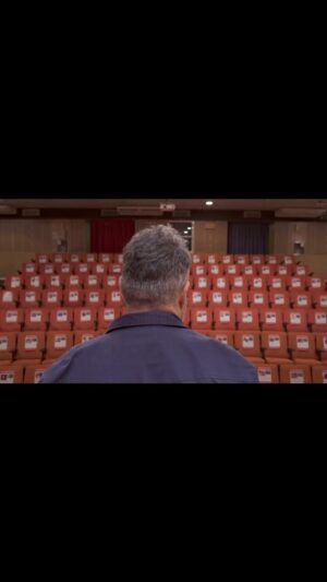 Roberto Moldavsky Instagram - Me subo al escenario y alzo la voz para pedir que devuelvan a cada uno de los secuestrados por la organización terrorista Hamas. 

Reclamá vos también por todas las personas cuyas vidas fueron salvajemente interrumpidas el 7 de octubre y hoy no pueden hablar.

Queremos que vuelvan a casa y sean libres como vos y yo.
No seas parte del silencio cómplice.

Los estamos esperando

🎥 Compartí este video, inspirado en una versión israelí protagonizada por el animador infantil Yuval Hamebulbal, con los hashtags: #DevuélvanlosACasaYa #LibérenlosYa #YoNoMiroParaOtroLado #BringthemhomeNow

Este video se realizó gracias al trabajo y apoyo de:
Actuación: @moldavskyroberto
Dirección técnica y artística: @estudio.rsk, @hernansalama, @scarpettamedia, @nicokremenchuzky
Musicalización: @katana.musica
Producción: @mariemielnik, @333jjj, @26miru, @michu_w, @fabianbilavsky, @seb_sir, @jorgecherni, @lioragomel, @danielachuekeperles, @geoelstein
Locación: @amiaonline, @amiacultura 
Catering: @aguskitchen.ba