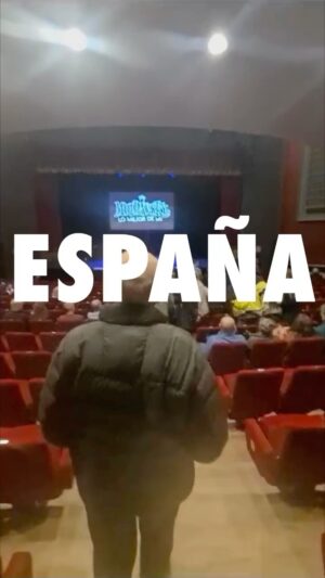 Roberto Moldavsky Instagram - En estos días difíciles, en donde hasta dudamos hacer esta gira, la gente de Madrid y Barcelona nos llenó de cariño, aplausos y risas. 
Fueron 6 funciones, que a priori nos parecía un montón, pero cada noche llena de gente, superaron nuestras expectativas Encontrarnos con compatriotas siempre es emocionante, pero irnos del show hablando con españoles o hacer un encuentro con decenas de catalanes que vinieron a vernos es todavía más hermoso!
Gracias por todo eso y que no nos roben la alegría! 
Gracias @33producciones por confiar en nosotros y @rgbredes por esta aventura juntos y por supuesto a la @lavalentingomez y a @martingoldber indispensables