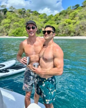 Roberto Portales Instagram - #TBT 😎😎 🛥️ 
•
•
•
#costarica #puravida #husbands #boating