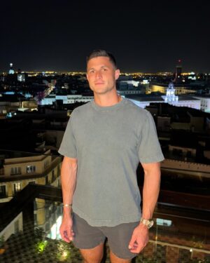 Roberto Portales Instagram - Madrid 🥰🇪🇸 #spanishnight #madrid #travel #cityscape  #summervibes