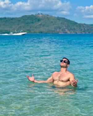 Roberto Portales Instagram - 35 feels good 🎂 #birthdayboy #ocean #costarica #travel #birthday