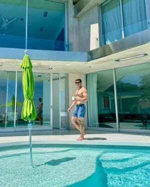 Roberto Portales Instagram - Catchin’ Rays ☀️ #LosAngeles #SundayFunday #sunnyday #summervibes #healthandwellness #poolday