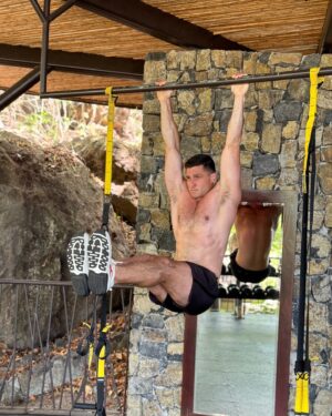 Roberto Portales Instagram - Hanging in there #fitness #workout #outdoorgym #hanginglegraises #coreworkout