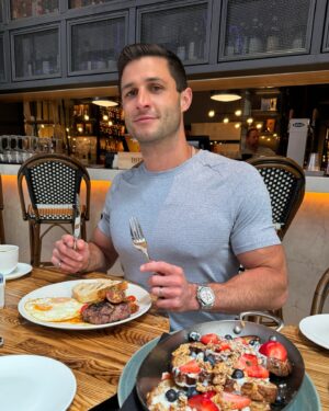Roberto Portales Instagram - Steak & Eggs, and a French Toast for the table 😋 #brunch #resortsworld #goodfood #lasvegas #goodeats