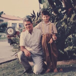 Roberto Urbina Instagram - Fuiste un padre para mi desde que tengo memoria. Desde las épocas en donde asaltábamos tu cultivo de algodón a manotadas con @japebu . O cuando tenias que corregirme, y casi obligarme, a comer porque le hacia el quite a cualquier plato. Son infinidad de recuerdos a tu lado y el tiempo que viví contigo, y con mi tía Susy, fue fundamental en mi formación. Hoy llego el día de decirte adiós y no tengo si no palabras de agradecimiento y de amor para ti. Te recordaré y honraré como esa persona que fuiste en vida: curioso hasta el cansancio, amante de la música, de la fotografía y el arte. Pero por sobre todas las cosas, te recordaré como el ser humano mas bondadoso que conocí. Creo que esa era tu gran cualidad: la bondad. Esa cualidad que pareciera escasea por estos días, a ti te sobraba. Siempre siendo una persona correcta y amorosa con todos los seres. Gracias por todo lo que nos dejas. Que mas hubiera querido que haber podido darte un ultimo abrazo, pero el destino no quiso que fuera así. No me queda otra que despedirte a la distancia. Te mando un abrazo al infinito. Descansa en paz en donde sea que estés y saluda a Jaime y a Papito de mi parte.  Te quiero con todo mi corazón.