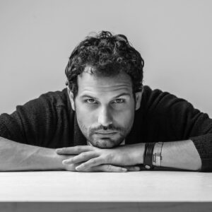 Roberto Urbina Instagram - Hoy es un día muy especial!  Hoy, por fin, les puedo presentar Zeppelin.  Este es el primer single de mi nuevo proyecto musical llamado Ro. En este EP encontrarán la versión original y un remix de @luca_musto Lo pueden oír en el link en mi bio. 🎶🎶

Today is a very special day for me! Today is the official release of my first ever track called Zeppelin! It has been a long time dream of mine to release original music, and today marks the date where that dream came true. Thanks to all my friends over at @amayarecords__ for believing in me and becoming the home for this single! Link in bio 🎶🎶🖤

📸: por @rio_representa @waltergomezurrego