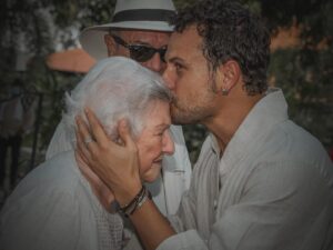 Roberto Urbina Instagram - No hay palabras. Ella fue la primera persona a la que le dije mamá. La que me arropo desde niño. La que me acompañó siempre. El eje de esta familia. La luz de todos los que la rodeaban. Ella, Licho, hoy ya no está con nosotros y la vida, tal como la conocía, desde hoy cambió. Solo gratitud y un amor infinito por haberla podido gozar por 40 años de mi vida.  Gracias por tanto Lichito! Te amaré por siempre. Hasta que nos volvamos a encontrar! 🤍🕊️