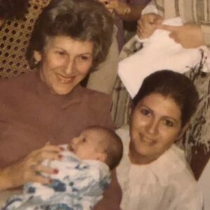 Roberto Urbina Instagram - La que me tiene cargado es mi abuela y hace 37 años me recibió en este mundo. Ella fue la primera mujer a la que le dije mamá, antes que a mi propia madre, porque también es mi mamá. Hoy cumple 90 años y celebro su vida!  Gracias por ser el eje de esta familia!! Te amo con todo mi corazón!!! Que la vida nos permita gozar de ti por muchos años más, Lichito linda!!! Felices 90!!!! ❤️❤️