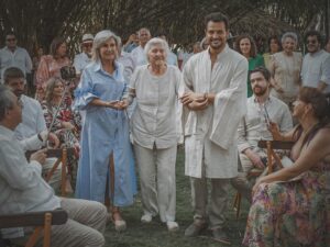 Roberto Urbina Instagram - No hay palabras. Ella fue la primera persona a la que le dije mamá. La que me arropo desde niño. La que me acompañó siempre. El eje de esta familia. La luz de todos los que la rodeaban. Ella, Licho, hoy ya no está con nosotros y la vida, tal como la conocía, desde hoy cambió. Solo gratitud y un amor infinito por haberla podido gozar por 40 años de mi vida.  Gracias por tanto Lichito! Te amaré por siempre. Hasta que nos volvamos a encontrar! 🤍🕊️
