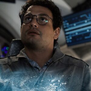Roberto Urbina Instagram - Les presento a Javier de La Torre, uno de los ingenieros de Snowpiercer. 🚊 ❄️ The Snowpiercer needs the finest minds to make sure it runs smoothly. Mayo 17th @TNTDrama @snowpiercertv #Snowpiercer