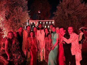 Roberto Urbina Instagram - Una celebración del amor que nos llevó a lugares surreales. #freshfreshmarrakech 🌵🐪🏜️

A celebration of love that took us to surreal places. 🚀