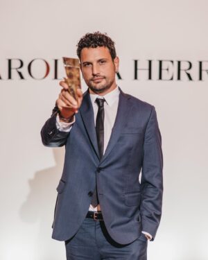 Roberto Urbina Instagram - Celebrando la navidad con @carolinaherrera #carolinaherrera

📸: @sebastiangcardone
