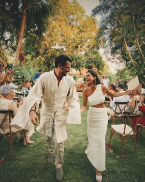 Roberto Urbina Instagram - El tiempo pasa volando cuando se pasa sabroso.  Un año bailando a su lado! Gracias por existir amor mío! No logro imaginarme la vida si no es a su lado. Que sean miles más!! 

🖤 19.3.2022 🖤