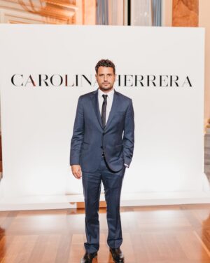 Roberto Urbina Instagram - Celebrando la navidad con @carolinaherrera #carolinaherrera

📸: @sebastiangcardone