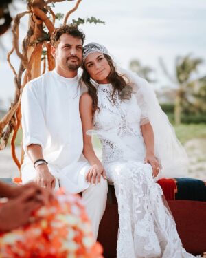 Roberto Urbina Instagram - 22.10.22 ♥️♾️

Un año, amor mío. Le doy gracias a la vida por habernos cruzado en este camino.  Caminar a su lado hace todo más bonito.  Que sea el primer aniversario de muchos. ♥️♥️