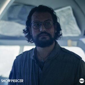 Roberto Urbina Instagram - A este hombre le ha pasado de todo. Hoy nos despedimos de esta temporada. GRACIAS a todos los que se conectaron con nosotros en #Snowpiercer 

This guy has gone through a lot in the series. THANKS to all who have watched the last season of @snowpiercertv tune in tonight for the season finale! 🚆❄️