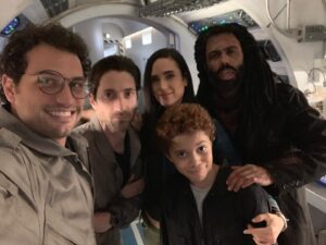 Roberto Urbina Instagram - Algunos momentos detrás de cámaras grabando #Snowpiercer 🚊 ❄️ Some BTS moments with these guys! ❤️ @snowpiercertv @tntdrama