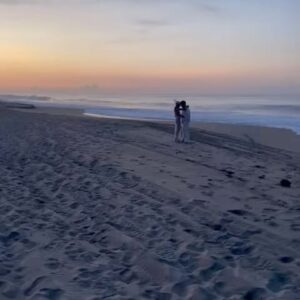 Roberto Urbina Instagram - 22.10.22 ♥️♾️

Un año, amor mío. Le doy gracias a la vida por habernos cruzado en este camino.  Caminar a su lado hace todo más bonito.  Que sea el primer aniversario de muchos. ♥️♥️