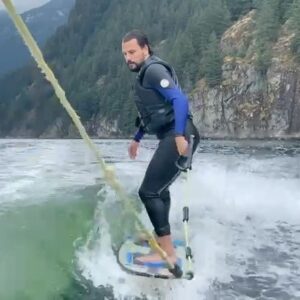 Roberto Urbina Instagram - Look mom, no rope!! New hobby thanks to @iddophoto and @cove_watersports 🤙🏼🌊