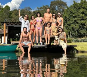 Roberto Urbina Instagram - Otro año. Año de cambio, de conexiones. De crear un hogar hermoso con una persona que se atravesó en mi camino de la forma más inesperada. Gracias a todos los que han sido parte de este rodar, a los nuevos amigos y a los de toda la vida. Que el 2023 traiga todo lo mejor para todos y cada uno de uds. A los que no conozco pero igual creen en mi, y son parte de esta comunidad gracias también. Sin uds nada seria posible. Feliz año nuevo!!! 💫🫶🏼♥️♥️♥️