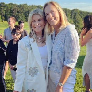 Robi Ludwig Instagram - One of the highlights from yesterday was running into one of my besties from Hebrew school @debbiebod As kids we were always at each other’s homes and shared so many good memories. We reminisced about the fun times we had and the cute boys in our class ( which made it really hard to focus on studies. Flirting was way more fun). So happy to meet her beautiful family and to see how well she is doing. It was like we didn’t miss a beat! So happy to be reunited with this amazing person. Her bubbly energy lights up a room. Cheers to childhood friends that we love and adore and who always hold a special place in our hearts.

#hebrewschool #jewishcommunity #friends #childhoodfriends