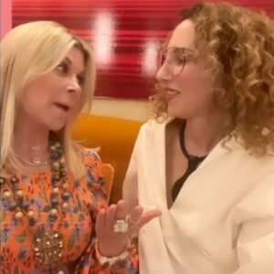Robi Ludwig Instagram - When two gal pals and like minded ladies sit down in NYC ( @themarkhotelny ) to talk about life, friendships and making life decisions. I just ❤️❤️❤️❤️ @carla.rockmore 

#midlife #influencers #midlifewomen #midlifefashion #carlarockmore #tvlife #nycsummer #drrobiludwig