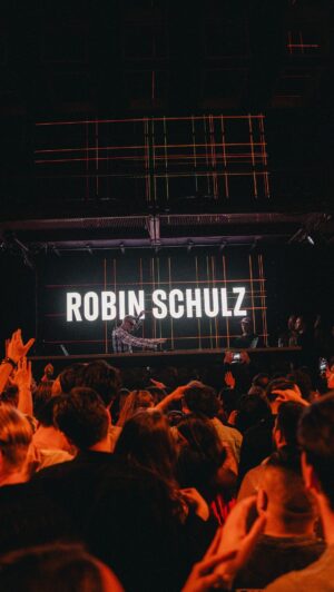 Robin Schulz Instagram - When I want to play a track that always goes off, I choose this one 😏

Thank u for the love on All The Things 🔥 @timmytrumpet @koppymusic @mentalomusic