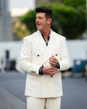 Robin Thicke Instagram - They’re always ready for me on the @maskedsingerfox lot. Who else is ready for tonight’s double elimination, Group-C finale?