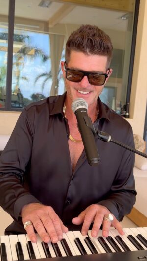 Robin Thicke Instagram - on repeat 🔂 @4batzz