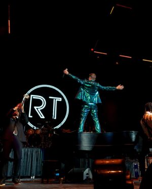 Robin Thicke Instagram - Barclays Center was Magic last night! Who’s watching the @superbowlsoulful Celebration with me tonight?