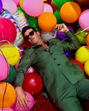Robin Thicke Instagram - Caption this 🎈