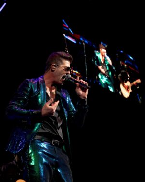 Robin Thicke Instagram - Barclays Center was Magic last night! Who’s watching the @superbowlsoulful Celebration with me tonight?