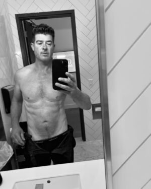 Robin Thicke Instagram - Album mode! 💪😂 new music Friday!