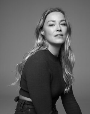 Robin de Puy Instagram - Ik fotografeerde 20 inspirerende mensen voor @actionaid_nl. Waar gaan zij op stemmen en wat is voor hen belangrijk? En vooral ook: waar ga jij op stemmen? 

Wil jij weten welke partijen werk maken van belangrijke zaken zoals vrouwenrechten, het klimaat en gelijke kansen? Check dan de Feministische Partijwijzer van ActionAid.
@actionaid_nl heeft samen met een team van experts 15 partijprogramma’s vol mooie beloftes doorgelicht op maatschappelijke vernieuwing vanuit feministische waarden. Daarbij zijn de partijen beoordeeld op plannen voor gendergelijkheid, duurzame economie, beter klimaat en hun internationale visie. Wil je goed voorbereid naar de stembus? Download de Feministische Partijwijzer nu via de link (zie comments).

#feministischepartijwijzer #verkiezingen #echtbelangrijk #gelijkheid

@sophiestraat @chellachella @geraldine_kemper @lovaeij @lizekorpie