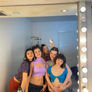Rocío Hernández Instagram - El jueves terminamos de grabar @buenoschicoseltrece y acá estoy tratando de hacer un resumen en 10 fotos para despedir este proyecto que compartimos 7 meses. Las fotos no alcanzan. 🥹

Gracias a todo el equipo maravilloso que hizo posible que exista esta historia y que mantenga viva a la ficción nacional. Aguante cada uno de ellxs por hacer tanto trabajo con amor y compromiso. 
A todo el elenco espectacular que adoro y me llevo para siempre en el ❤️ 
Mención especial a @ornedelia_ y @tomaskirzner que fueron lxs mejores compañerxs que podría haber pedido para contar estas historias de amor 🫶🏻 

Gracias @polkaprod @elchuecosuar y @florlimonoff por la confianza🌸

A cada persona que formó parte GRACIAS. Y gracias a todas las personas que nos siguen, ven y disfrutan de la novela. Hay Buenos Chicos para rato 🙌🏻🙌🏻

@jeronimogiocondobosia @lautaro_rodriguez @santiagoachaga @agustinatremari @ginamastronicola @carolinaunrein @vazquezfran 
@latoscano1ra @brendagandiniok @lucianocaceresok @monaco_pablook @rominagaetani @fermetilli @luismachinok @juanpalominoficial @cachetesierra @juancolucho