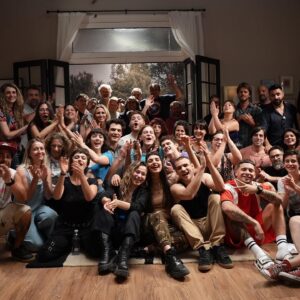 Rocío Hernández Instagram - El jueves terminamos de grabar @buenoschicoseltrece y acá estoy tratando de hacer un resumen en 10 fotos para despedir este proyecto que compartimos 7 meses. Las fotos no alcanzan. 🥹

Gracias a todo el equipo maravilloso que hizo posible que exista esta historia y que mantenga viva a la ficción nacional. Aguante cada uno de ellxs por hacer tanto trabajo con amor y compromiso. 
A todo el elenco espectacular que adoro y me llevo para siempre en el ❤️ 
Mención especial a @ornedelia_ y @tomaskirzner que fueron lxs mejores compañerxs que podría haber pedido para contar estas historias de amor 🫶🏻 

Gracias @polkaprod @elchuecosuar y @florlimonoff por la confianza🌸

A cada persona que formó parte GRACIAS. Y gracias a todas las personas que nos siguen, ven y disfrutan de la novela. Hay Buenos Chicos para rato 🙌🏻🙌🏻

@jeronimogiocondobosia @lautaro_rodriguez @santiagoachaga @agustinatremari @ginamastronicola @carolinaunrein @vazquezfran 
@latoscano1ra @brendagandiniok @lucianocaceresok @monaco_pablook @rominagaetani @fermetilli @luismachinok @juanpalominoficial @cachetesierra @juancolucho