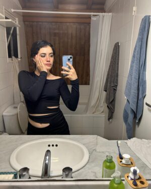 Rocío Hernández Instagram - Siempre sacando fotos en los baños 🖤
