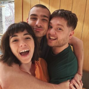 Rocío Hernández Instagram - El jueves terminamos de grabar @buenoschicoseltrece y acá estoy tratando de hacer un resumen en 10 fotos para despedir este proyecto que compartimos 7 meses. Las fotos no alcanzan. 🥹

Gracias a todo el equipo maravilloso que hizo posible que exista esta historia y que mantenga viva a la ficción nacional. Aguante cada uno de ellxs por hacer tanto trabajo con amor y compromiso. 
A todo el elenco espectacular que adoro y me llevo para siempre en el ❤️ 
Mención especial a @ornedelia_ y @tomaskirzner que fueron lxs mejores compañerxs que podría haber pedido para contar estas historias de amor 🫶🏻 

Gracias @polkaprod @elchuecosuar y @florlimonoff por la confianza🌸

A cada persona que formó parte GRACIAS. Y gracias a todas las personas que nos siguen, ven y disfrutan de la novela. Hay Buenos Chicos para rato 🙌🏻🙌🏻

@jeronimogiocondobosia @lautaro_rodriguez @santiagoachaga @agustinatremari @ginamastronicola @carolinaunrein @vazquezfran 
@latoscano1ra @brendagandiniok @lucianocaceresok @monaco_pablook @rominagaetani @fermetilli @luismachinok @juanpalominoficial @cachetesierra @juancolucho