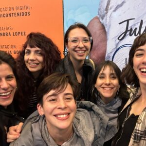 Rocío Hernández Instagram - El jueves terminamos de grabar @buenoschicoseltrece y acá estoy tratando de hacer un resumen en 10 fotos para despedir este proyecto que compartimos 7 meses. Las fotos no alcanzan. 🥹

Gracias a todo el equipo maravilloso que hizo posible que exista esta historia y que mantenga viva a la ficción nacional. Aguante cada uno de ellxs por hacer tanto trabajo con amor y compromiso. 
A todo el elenco espectacular que adoro y me llevo para siempre en el ❤️ 
Mención especial a @ornedelia_ y @tomaskirzner que fueron lxs mejores compañerxs que podría haber pedido para contar estas historias de amor 🫶🏻 

Gracias @polkaprod @elchuecosuar y @florlimonoff por la confianza🌸

A cada persona que formó parte GRACIAS. Y gracias a todas las personas que nos siguen, ven y disfrutan de la novela. Hay Buenos Chicos para rato 🙌🏻🙌🏻

@jeronimogiocondobosia @lautaro_rodriguez @santiagoachaga @agustinatremari @ginamastronicola @carolinaunrein @vazquezfran 
@latoscano1ra @brendagandiniok @lucianocaceresok @monaco_pablook @rominagaetani @fermetilli @luismachinok @juanpalominoficial @cachetesierra @juancolucho