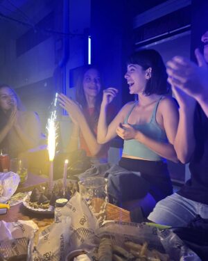 Rocío Hernández Instagram - Secuencia de un cumpleañitos muuy feliz. Gracias por todos los mensajitos de amor y a todos mis amigos y familia que están siempre. 
Soy feliz rodeada de gente que quiero, comida rica, actuando y riendome 🥹💘

26🥂🙌🏻💜