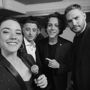 Rocío Hernández Instagram - Postales de una noche muy especial que vivimos ayer en La Usina del Arte, compartiendo música y amor con @queridoevanok y @casinormales 
Que delirio hermoso🫶🏻💙💜

De gala para esta noche🎩
-Traje soñado de @atelierpucheta ✨
-Sty. @voguish.fs 🫶🏻
-Mua @jorantico 💋
-Hair @mbsalonok 💇🏻‍♀️