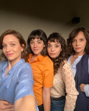 Rocío Hernández Instagram - Últimas semanas grabando @buenoschicoseltrece y sentimientos encontrados 🥹🎬🫶🏻 tranqui que queda tira para rato

Muchas boludeces entre escenas, un dia de lluvia, la banda de las camisas, un beso que me dieron, pelucas, peinados, y más boludeces ✨