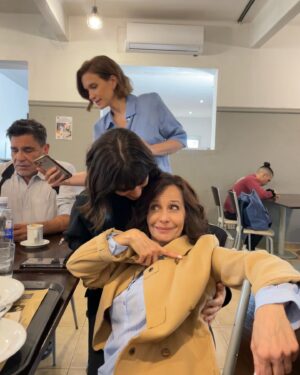 Rocío Hernández Instagram - Últimas semanas grabando @buenoschicoseltrece y sentimientos encontrados 🥹🎬🫶🏻 tranqui que queda tira para rato

Muchas boludeces entre escenas, un dia de lluvia, la banda de las camisas, un beso que me dieron, pelucas, peinados, y más boludeces ✨