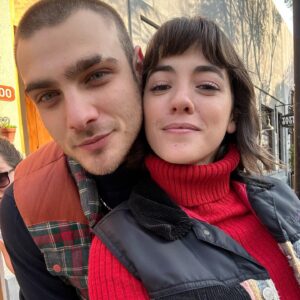 Rocío Hernández Instagram - Hoy son 100 jornadas desde que empezamos a grabar @buenoschicoseltrece 🤯 En que momento? Amo este equipo 💘 

Hoy 21:15 capítulo nuevo en @eltrecetv ❤️‍🩹