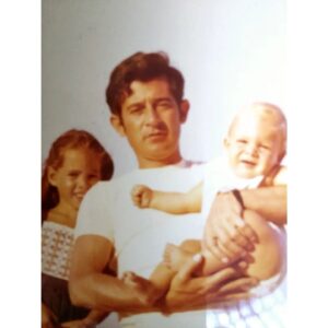 Rocío Muñoz-Cobo Instagram - En este momento de mi vida llevo más tiempo sin tí que el que pasé contigo.
Aún así te pienso cada día, aunque las imágenes se van diluyendo y ya no sé si son fotos que he visto o recuerdos reales.
Lo que si tengo claro es tu olor... y tu voz.
Espero que hayas encontrado un lugar lleno de todas esas cosas que te hacían feliz.
Tu caballo.
Tus pelis del oeste.
Tus barcos de madera.
Tu vinito...

(Los que os preguntáis de donde me viene la chulería, deslizad.)

Feliz día papi.
