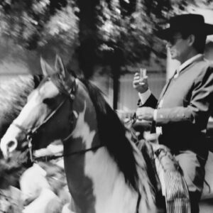 Rocío Muñoz-Cobo Instagram - En este momento de mi vida llevo más tiempo sin tí que el que pasé contigo.
Aún así te pienso cada día, aunque las imágenes se van diluyendo y ya no sé si son fotos que he visto o recuerdos reales.
Lo que si tengo claro es tu olor... y tu voz.
Espero que hayas encontrado un lugar lleno de todas esas cosas que te hacían feliz.
Tu caballo.
Tus pelis del oeste.
Tus barcos de madera.
Tu vinito...

(Los que os preguntáis de donde me viene la chulería, deslizad.)

Feliz día papi.
