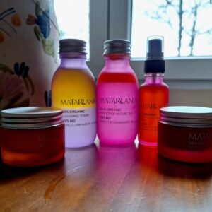 Rocío Muñoz-Cobo Instagram - ‼️ SORTEO ‼️

Os acordáis de los productazos que os conté de @matarrania_cosmetica_bio ?
100% naturales y eco, hechos con productos de proximidad, de elaboración propia y con una producción artesana, femenina y rural?

Pues traemos SORTEO!!

- Tónico regenerante piel madura.
- Tónico limpiador y desmaquillante.
- Serum regenerante y reafirmante piel madura.
- Contorno de ojos.
- Crema de cuello y escote.

Todo 100% orgánico, bio, vegano y sin agua.
Una delicia que se funde en tu piel y tu ❤️.

Para participar tienes que:
 
🌿 Seguirnos a @matarrania_cosmetica_bio y a mí.

🌿 Dar like a esta foto.

🌿 Nombrar una persona por comentario. Pues nombrar tantos como quieras.

🌿 Y dejar una palabra bonita (esto es opcional).😊

El viernes 8 (modificado) anunciaremos el ganador/a.

Mucha suerte y gracias!!

CERRAMOS SORTEO.
GANADORA @susijavier1920.
Dejo comprobación de la app en stories.

Gracias por participar.
💫❤️

#sorteo #cuidadofacial #cremaeco #cremabio #cremacara #over40 #over50 #over60 #cremafacial
#cuidadodelapiel #pielmadura #pielseca #pielsensible #sorteoespaña