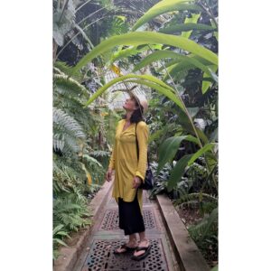 Rocío Muñoz-Cobo Instagram - Hacía mucho (demasiado) que no venía al invernadero tropical del Jardín Botánico, unos de los mejores que he visitado.
Es un escenario perfecto de luz y humedad llenito de plantas exóticas, comestibles, carnivoras, nenúfares, lotos...

El recinto acoge además expos de arte y los martes por la mañana es gratuito.

Es un PLANAZO.

#rocilovesmadrid #madrid #madridcity #planesmadrid